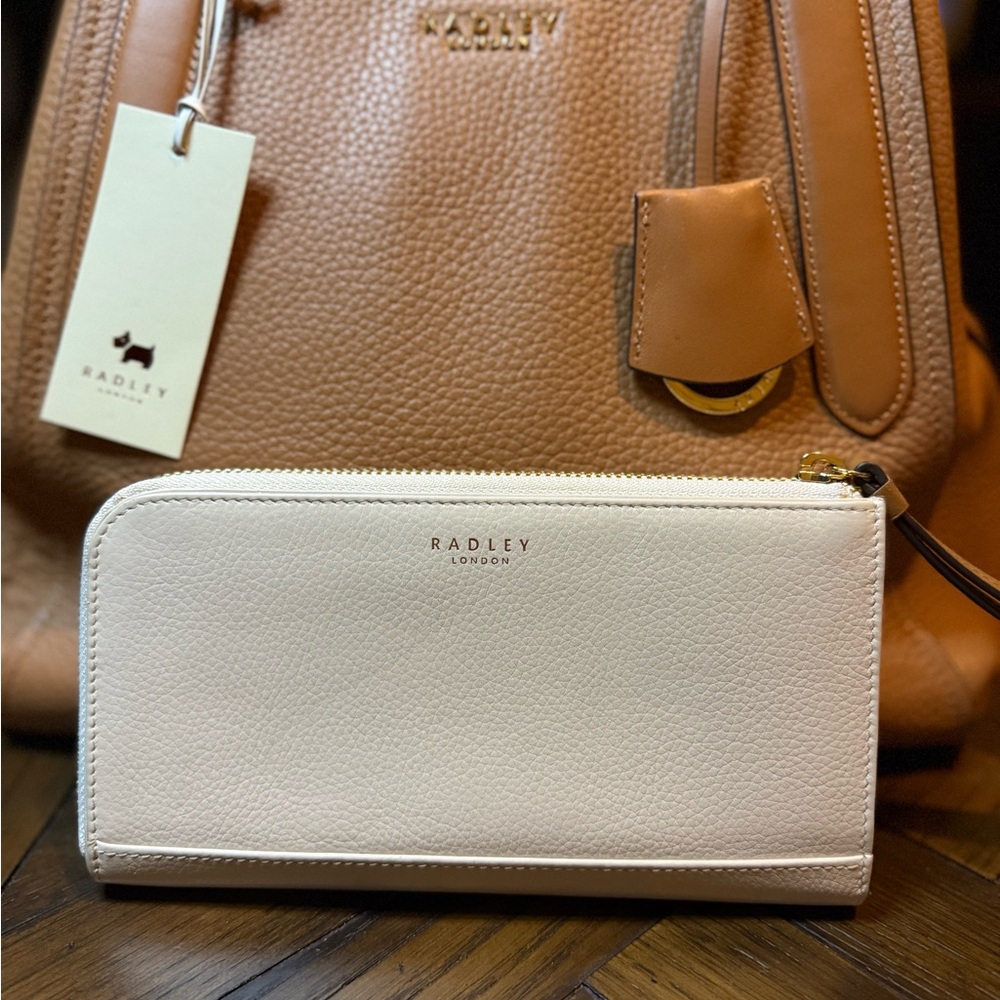 🔥 Fire Sale 🔥
RADLEY LONDON Medium Zip-Top Shoulder Bag w/Tag, Duster & Wallet - Picture 4 of 16